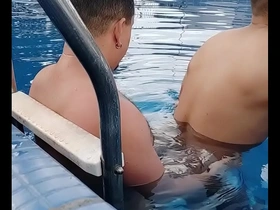 Flagra! machos fodendo na piscina do hotel